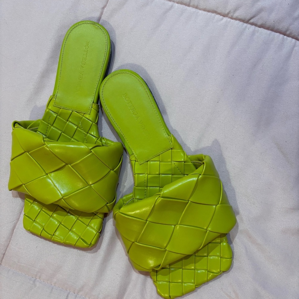 Bottega Venetia Lido Intrecciato Leather Sandals in the color Kiwi